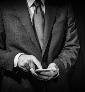 スマートフォンを操作する男性の写真