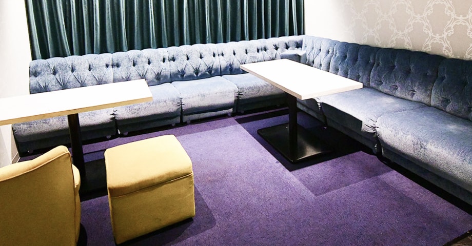 壁に沿ったソファの写真