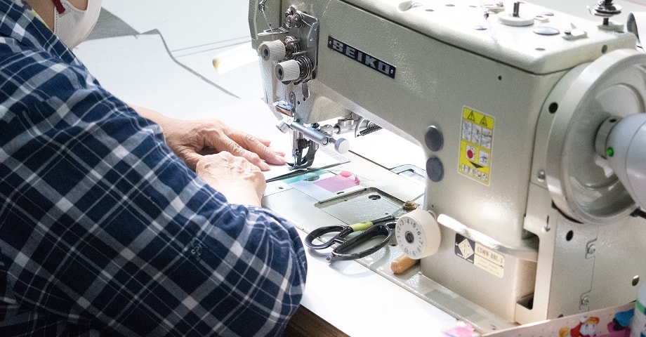ミシンで作業している写真