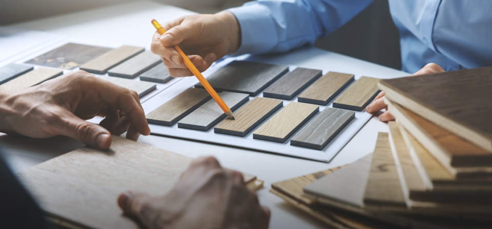 素材を選定している写真